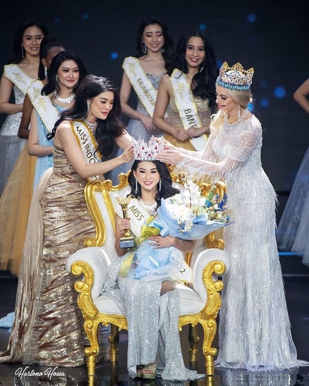 Inilah momen yang dinanti-nanti pageant lovers, penyerahan mahkota kepada Miss Indonesia 2022. Audrey Vanessa, wanita asal Sulawesi Utara keluar sebagai pemenang.