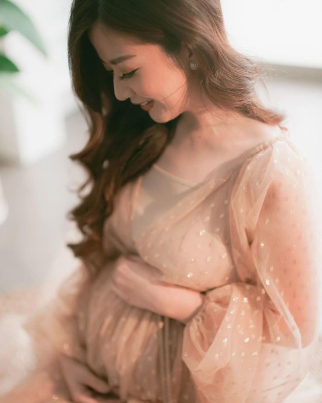 8 Beautiful Pictures of Franda's Beautiful Maternity Aura Shining with a Growing Baby Bump