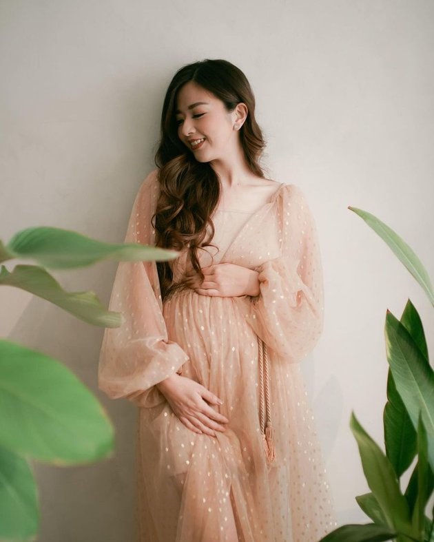 Seperti inilah hasil potret maternity shoot Franda yang baru saja dipamerkan lewat akun Instagram-nya. Makin cantik dan bersinar bukan? ;)