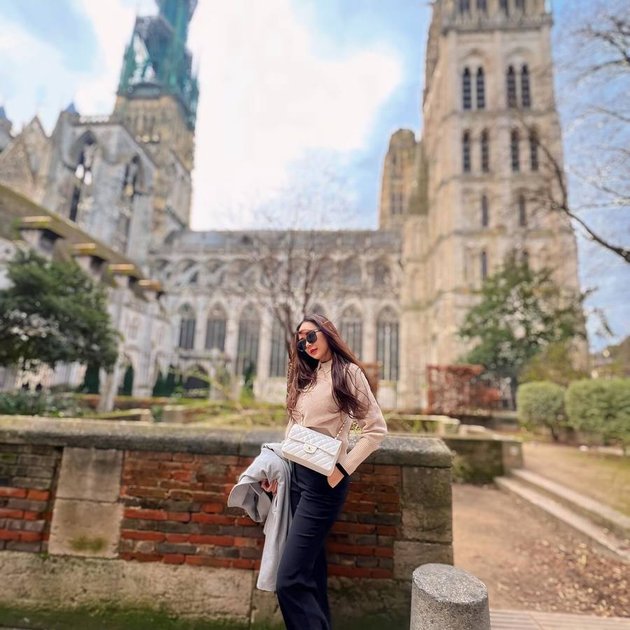 8 Portraits of Aura Kasih's Vacation in France, Body Goals and Beautiful Face Highlighted