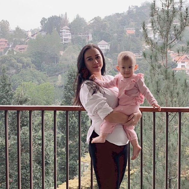8 Photos of Aura Kasih While Taking Care of Baby Arabella, Hot Beautiful Mama