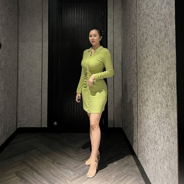 8 Potret Aura Kasih that Looks More Beautiful After Being a Widow for More Than a Year, Hot Mom Shows Off Her Long Legs