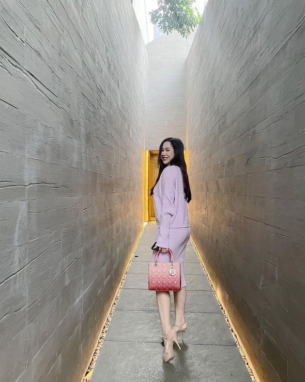 8 Potret Aura Kasih that Looks More Beautiful After Being a Widow for More Than a Year, Hot Mom Shows Off Her Long Legs