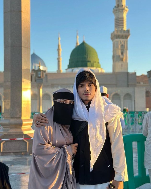 8 Photos of Aurel Hermansyah Wearing a Veil During Umrah, Initially Praised Then Criticized Because of the Clothes Worn