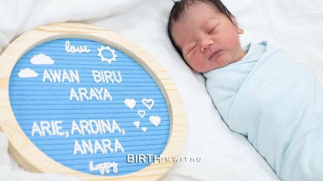 Wajahnya sempat dirahasiakan, ini potret ganteng baby Awan anak kedua Ardina Rasti dan Arie.