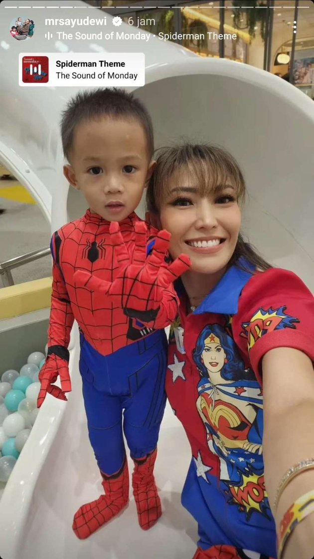 Ayu Dewi menggelar pesta ulang tahun si bungsu yang kini genap berusia 3 tahun di salah satu mall yang berlokasi di Jakarta Selatan.