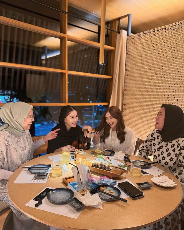 8 Photos of Ayu Ting Ting Breaking the Fast with Friends, Highly Praised for Not Being Attention Seeker - Enjoy Various Menus