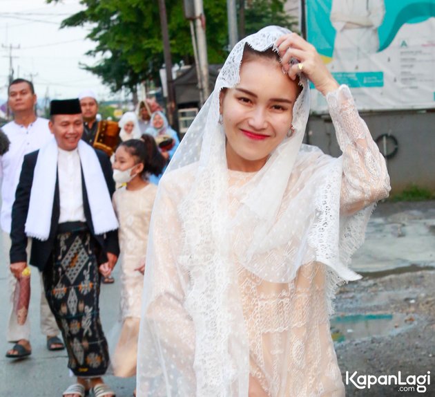 8 Portraits of Ayu Ting Ting and Family Celebrating Idul Adha, Happy because they didn't oversleep like last year - Will Become a Slaughterer Again