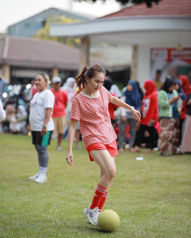 8 Portraits of Ayu Ting Ting Joining Football Competition in the Village, Excited Alone but Still Beautiful
