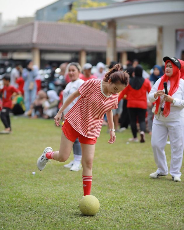 8 Portraits of Ayu Ting Ting Joining Football Competition in the Village, Excited Alone but Still Beautiful