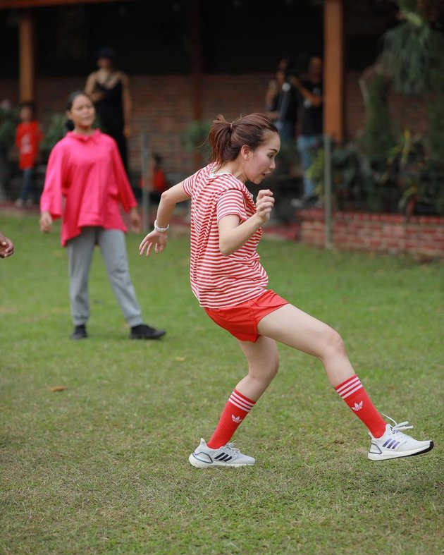 8 Portraits of Ayu Ting Ting Joining Football Competition in the Village, Excited Alone but Still Beautiful