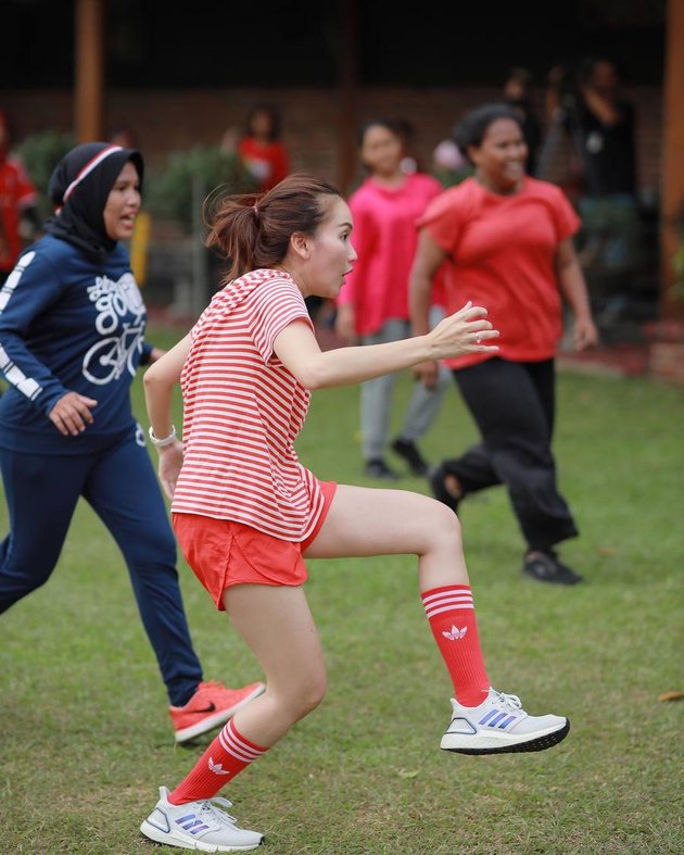 8 Portraits of Ayu Ting Ting Joining Football Competition in the Village, Excited Alone but Still Beautiful