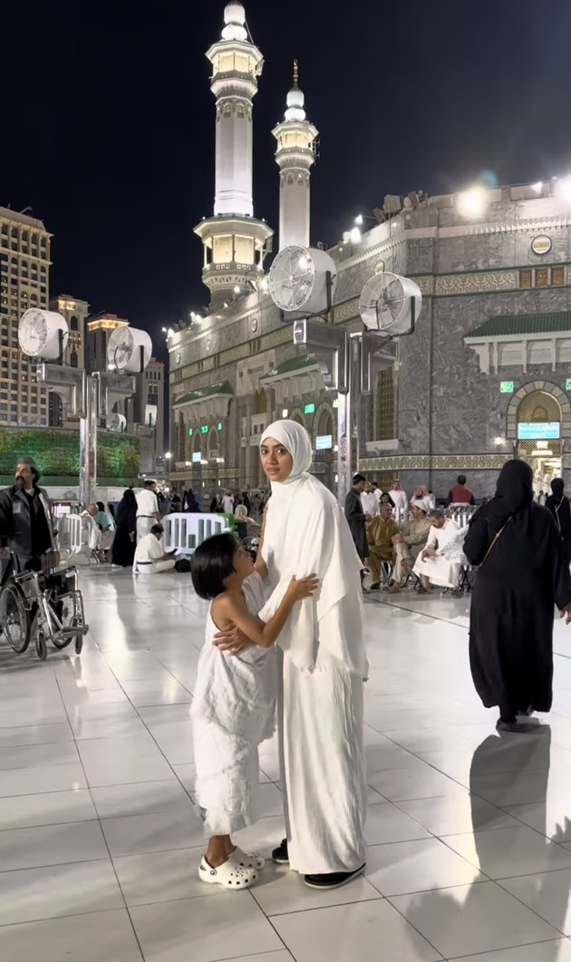 Recently, Ayudia Bing Slamet along with her husband and child performed the umrah pilgrimage.