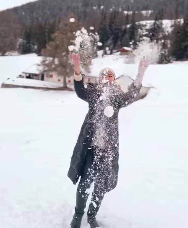 8 Potret Ayuma Maulida playing in the snow with her husband and family