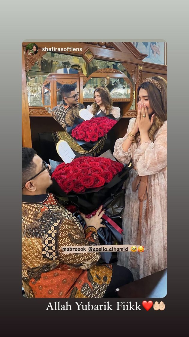 8 Portraits of Azella Alhamid, Elvy Sukaesih's Granddaughter, Being Proposed by Her Lover, Very Romantic with a Big Bouquet of Flowers