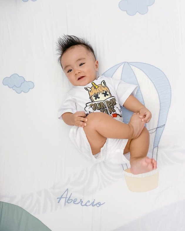 8 Portraits of Baby Abe, Momo Geisha's Adorable Child with Spiky Hair, Making Everyone Fall in Love