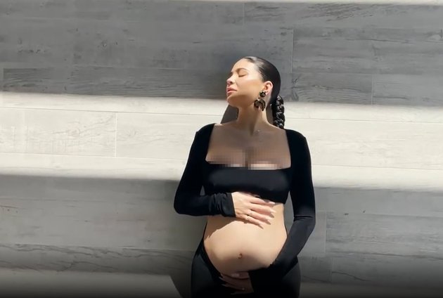 Seperti inilah penampakan baby bump Kylie Jenner dalam video pengumuman kehamilannya yang sukses bikin heboh pada awal September lalu.