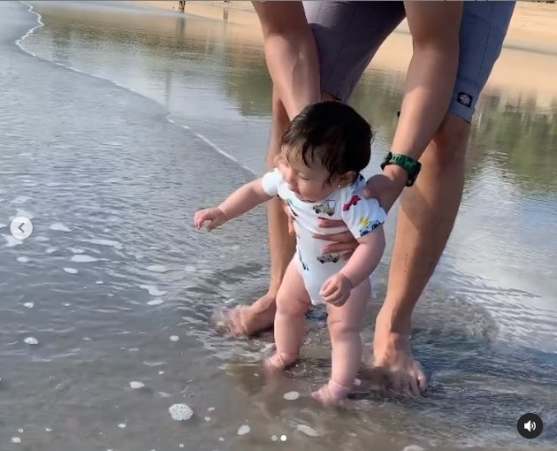 8 Photos of Baby Chloe, Asmirandah's Daughter, Playing at the Beach for the First Time, Enthusiastic and Curious as the Sea Water Brushes Her Cute Feet