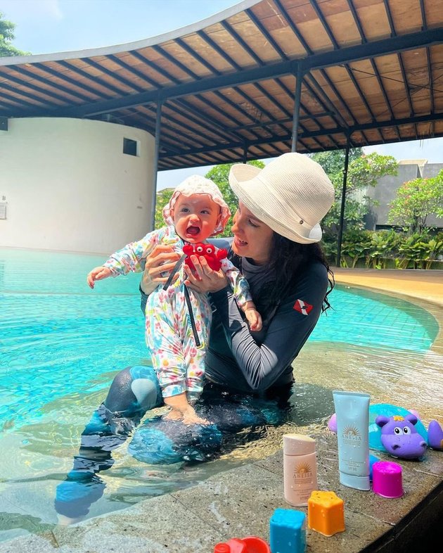 8 Portraits of Baby Djiwa, Nadine Chandrawinta's Child, Getting Even More Adorable, So Cute - Happy and Cheerful When Swimming