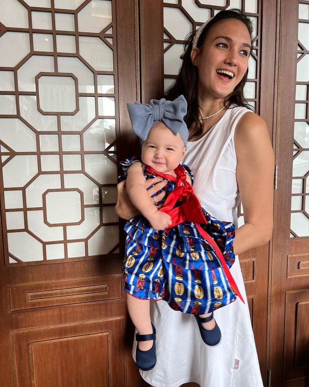 8 Photos of Baby Djiwa, Nadine Chandrawinata's Daughter, Attending Grandparents' Wedding Anniversary, Looking Beautiful in Her Mother's Outfit - Playfully Pinching Marcel's Child's Hand Until He Cries