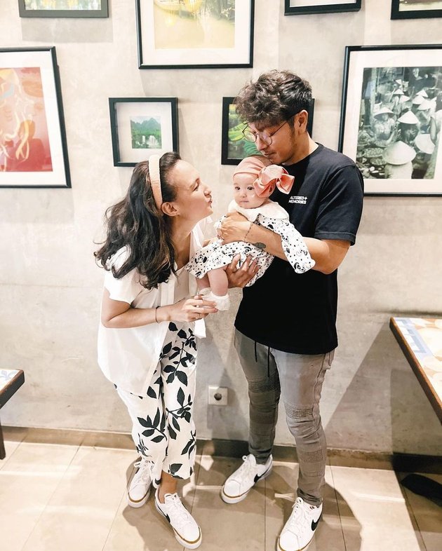 8 Photos of Baby Djiwa, Nadine Chandrawinata's Daughter, Attending Grandparents' Wedding Anniversary, Looking Beautiful in Her Mother's Outfit - Playfully Pinching Marcel's Child's Hand Until He Cries