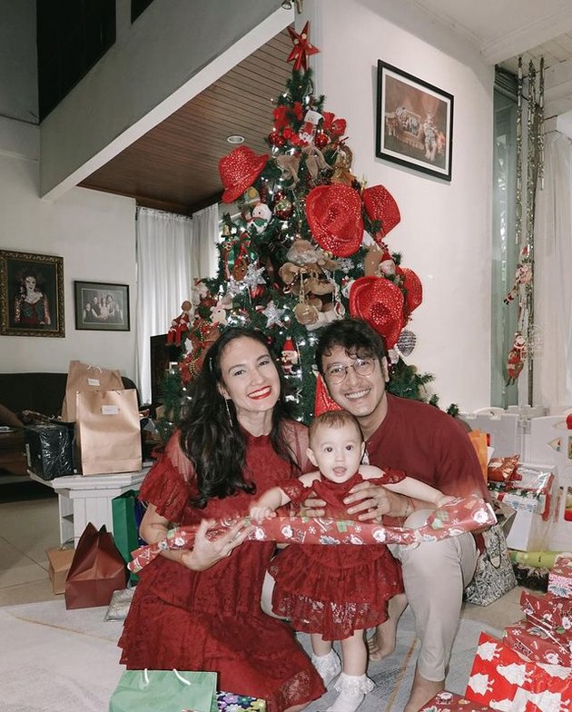 8 Photos of Baby Djiwa Putri Nadine Chandrawinata Celebrating Chinese New Year for the First Time, Beautifully Wearing Cheongsam and Bando - Her Tiny Feet Make Netizens Swoon