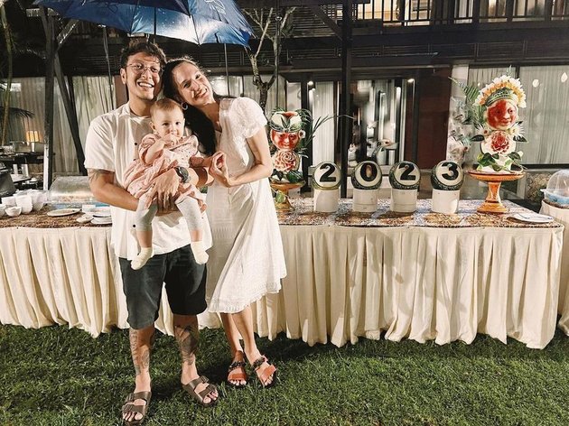 8 Photos of Baby Djiwa Putri Nadine Chandrawinata Celebrating Chinese New Year for the First Time, Beautifully Wearing Cheongsam and Bando - Her Tiny Feet Make Netizens Swoon