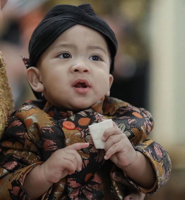 8 Photos of Baby Erlangga, Tata Janeeta's Son, who is Getting Handsome, Wearing Javanese Traditional Clothes and Blangkon, Resembling His Father's Handsomeness
