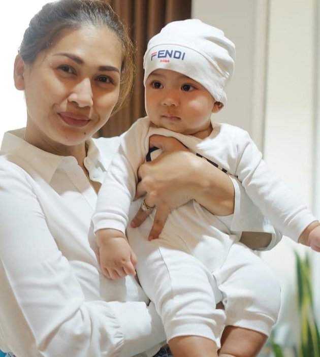 8 Photos of Baby Erlangga, Tata Janeeta's Son, who is Getting Handsome, Wearing Javanese Traditional Clothes and Blangkon, Resembling His Father's Handsomeness