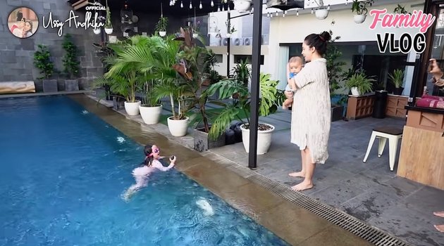 8 Pictures of Baby Saka, Ussy and Andhika's Child Swimming, His Expression When Cold is Adorable
