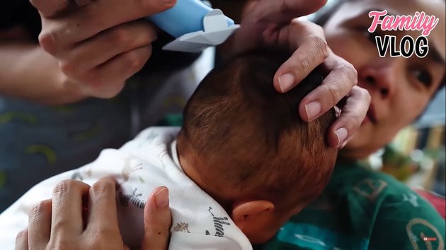 8 Portraits of Baby Saka Getting a Haircut by Andhika Pratama, Looking Handsome and Resembling His Father