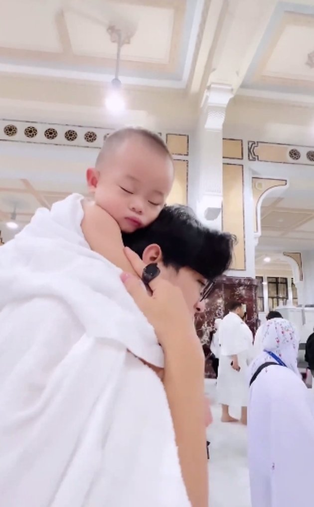 8 Portraits of Baby Shaka, Dinda Hauw and Rey's Child, Wearing Ihram Clothes, Calm - Smiling, Kissing the Ka'bah