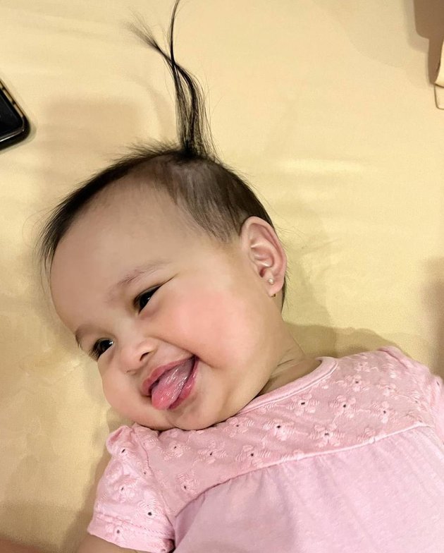 8 Adorable Photos of Baby Shanin Putri Tasya Kamila, Aware of the Camera at 6 Months Old - Showing off Anti-Gravity Hair