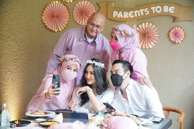 8 Potret Baby Shower and Gender Reveal of Tasya Kamila's Sister-in-Law's Pregnancy, Ready to Welcome Twin Babies!