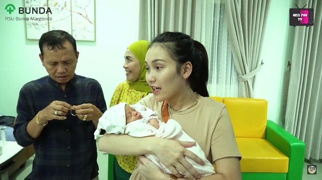 8 Portraits of Baby Sumehra Putri Syifa, Ayu Ting Ting's Sister, who is Said to be as White as a Foreigner, Previously had Umbilical Cord Wrapped Around Her Before Birth