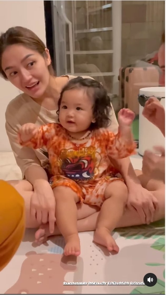 8 Pictures of Baby Xarena, Siti Badriah and Krisjiana's Child, Who is Getting Cuter and More Adorable, Held by Her Mother While Dancing - Like a Doll
