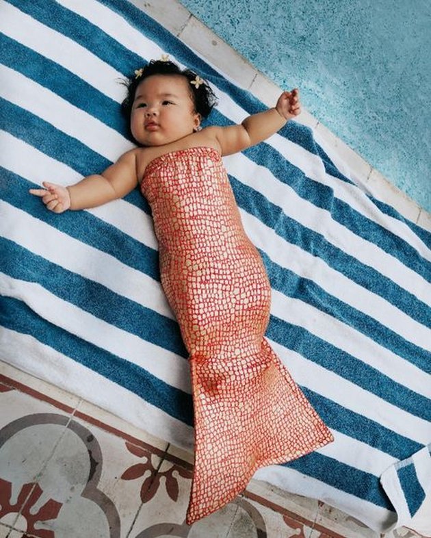Di usianya yang baru 4 bulan, baby Xarena sudah didandani macam-macam oleh kedua orangtuanya. Kali ini, bayi kelahiran 18 Maret 2022 tersebut berubah jadi mermaid.