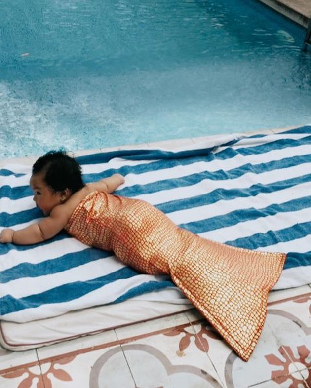 8 Portraits of Baby Xarena, Siti Badriah's Daughter, Looking Plump as a Mermaid with a Mermaid Tail, Chubby Cheeks and Torn Bread Arms Making Netizens Want to Bite