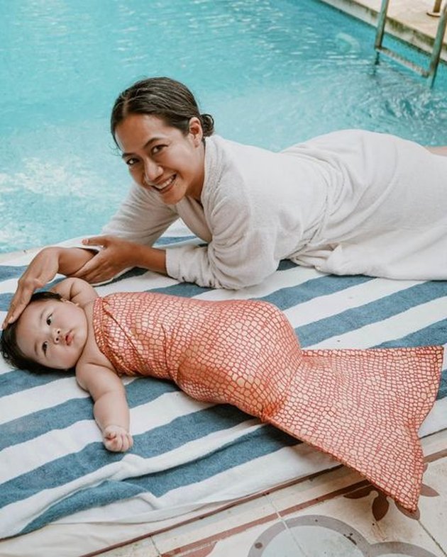 8 Portraits of Baby Xarena, Siti Badriah's Daughter, Looking Plump as a Mermaid with a Mermaid Tail, Chubby Cheeks and Torn Bread Arms Making Netizens Want to Bite