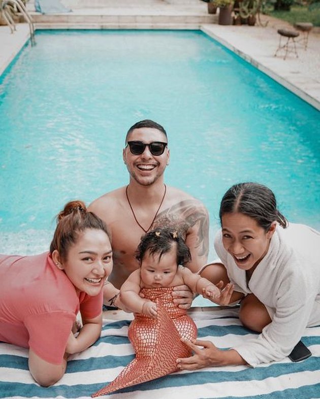 8 Portraits of Baby Xarena, Siti Badriah's Daughter, Looking Plump as a Mermaid with a Mermaid Tail, Chubby Cheeks and Torn Bread Arms Making Netizens Want to Bite