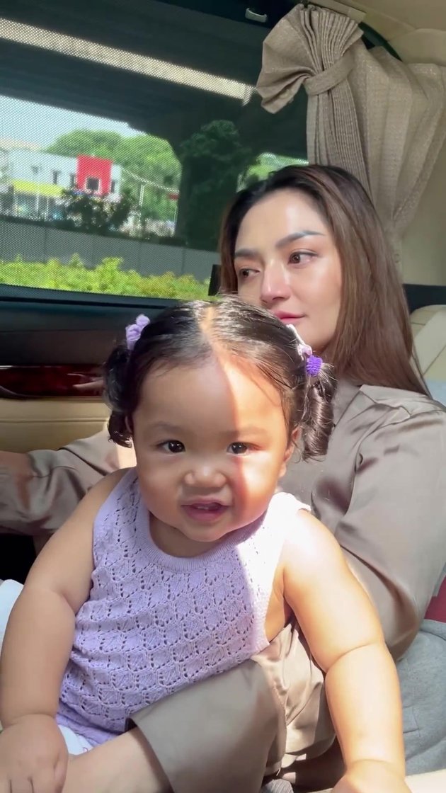 8 Pictures of Baby Xarena Starting School, Siti Badriah & Krisjiana Accompanying Her to School