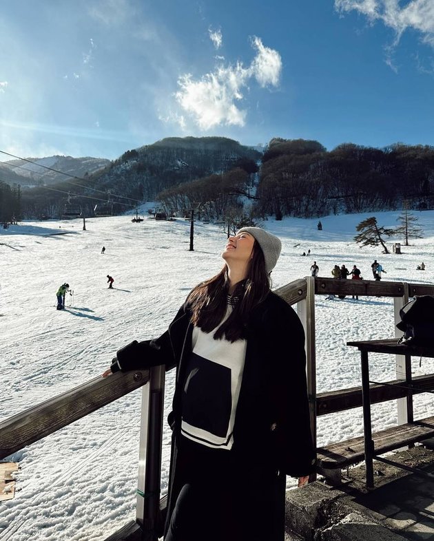 8 Pictures of Jessica Mila's Babymoon in Japan with Her Husband, Showing Her Growing Belly - Beautiful Pregnant Woman's Charm Shines