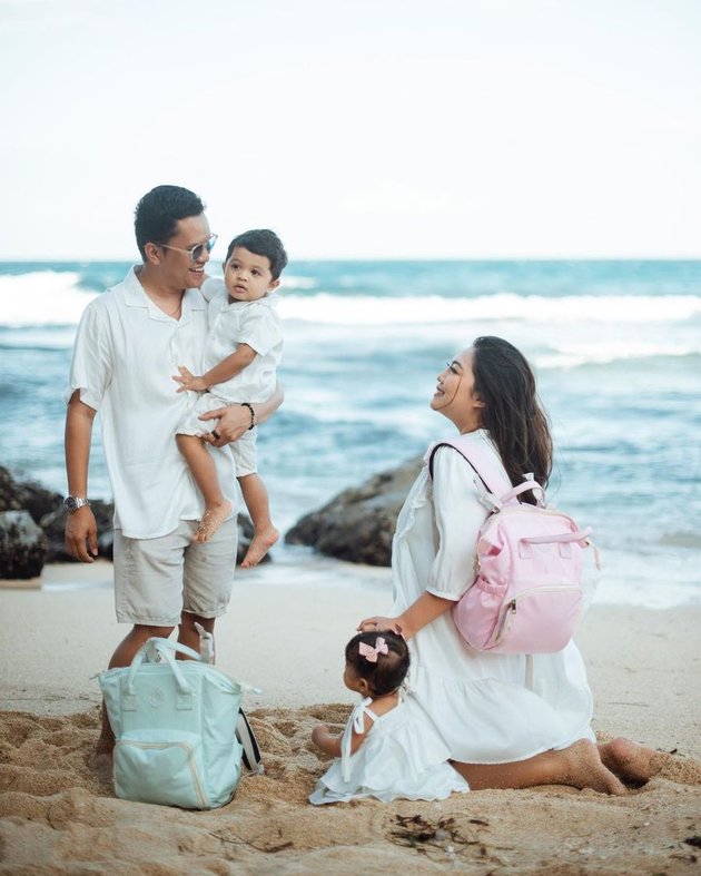 8 Portraits of Happy and Harmonious Influencer Arief Muhammad's Family, Many People's Role Model
