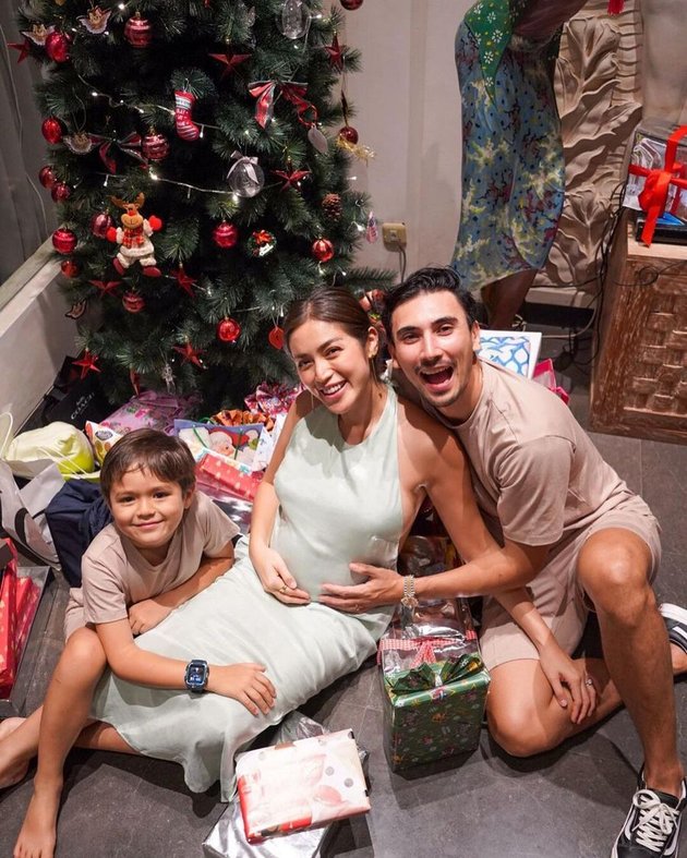 8 Happy Photos of Jessica Iskandar Celebrating First Christmas as Vincent Verhaag's Wife, Beautiful Pregnant Appearance Highlighted