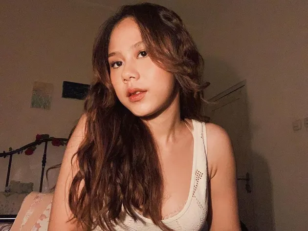 Nadin Amizah Lulus Kuliah