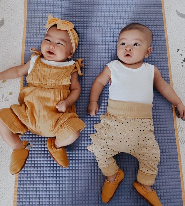 8 Portraits of Twin Babies Syahnaz Sadiqah and Jeje Govinda: Always Matching Outfits - Now 4 Months Old