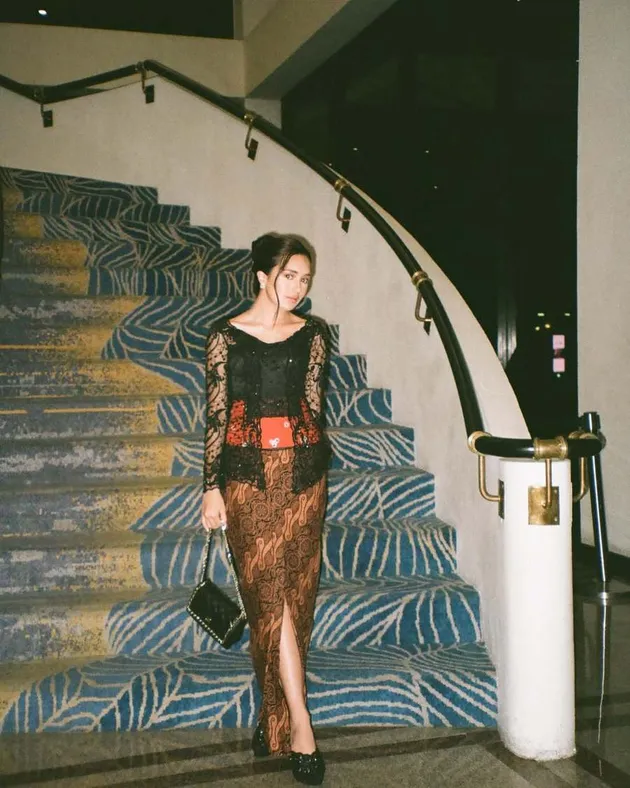 Beby Tsabina pakai kebaya dan batik