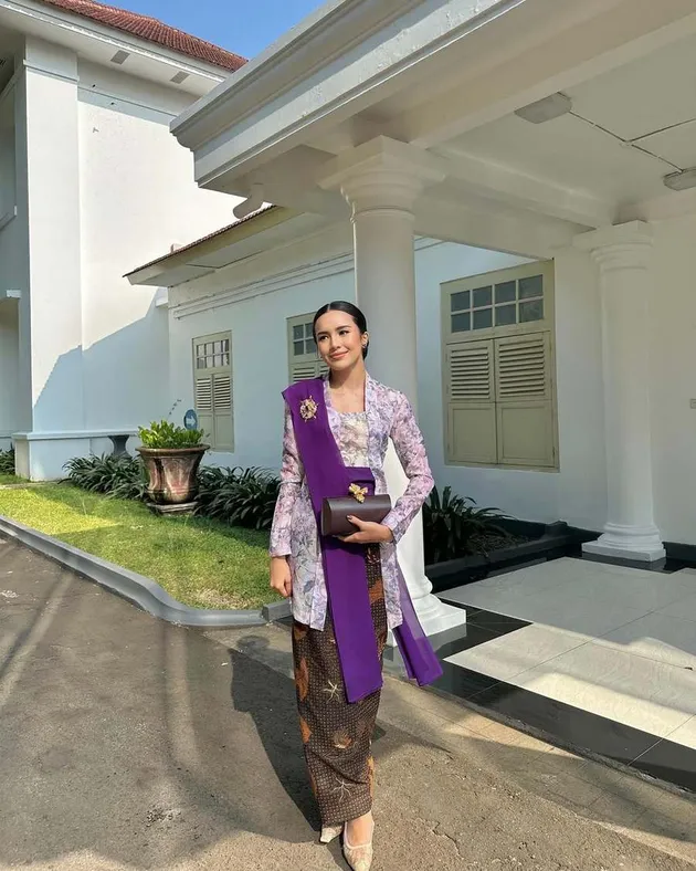 Beby Tsabina cantik pakai kebaya dan batik