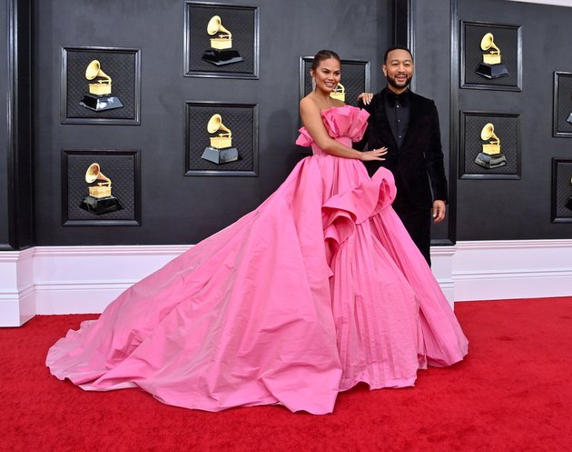 8 Portraits of Best Dresses on the Grammy Awards 2022 Red Carpet, Dua Lipa to Billie Eilish Looks Stunning All in Black