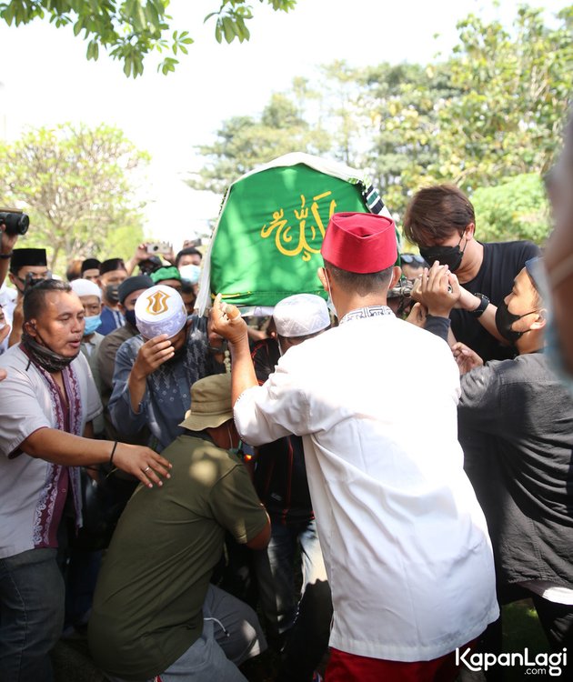 Jenazah Sapri Pantun dimakamkan di TPU Ulujami, kawasan Jakarta Selatan, Selasa (11/5/2021). Melepas kepergiannya, sederet selebritis tampak ikut hadir ke pemakaman.